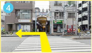 その先の第一京浜との交差点まで来ましたら、信号を渡って左（大森方面）に曲がります。 